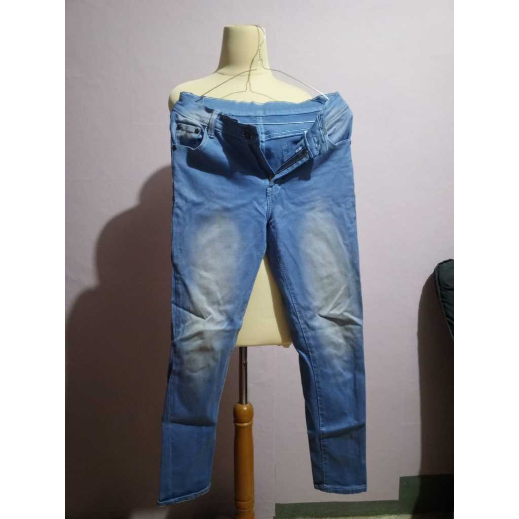 Celana Levis Wanita