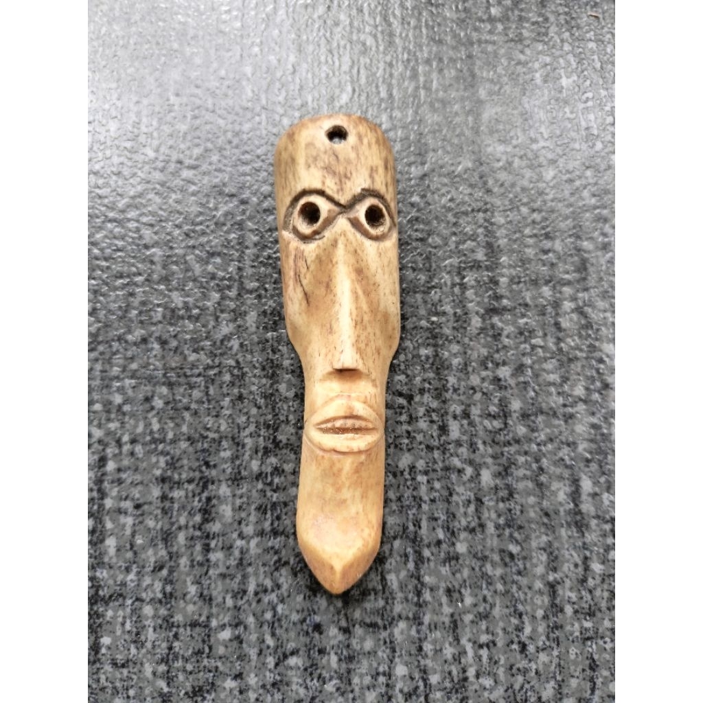 Patung kuno Wajah panglima burung dayak dari tanduk ru saa pupul