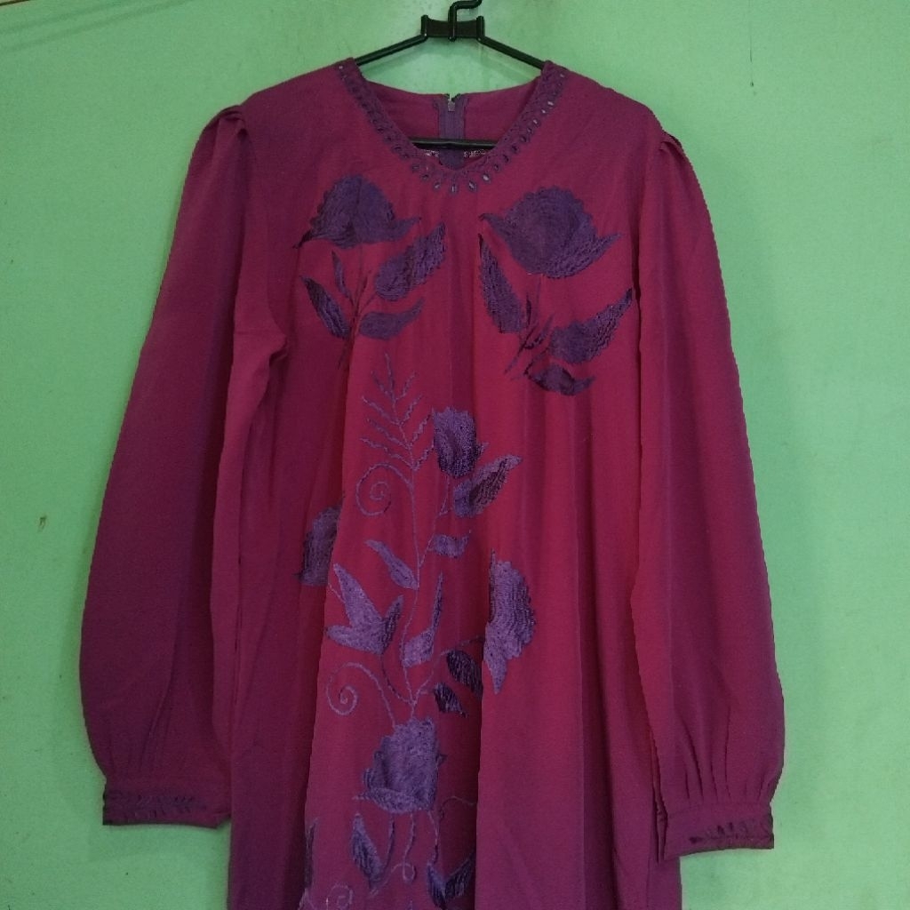 Dress Gamis Wanita Warna Ungu Motif Ukiran Bunga-Bunga