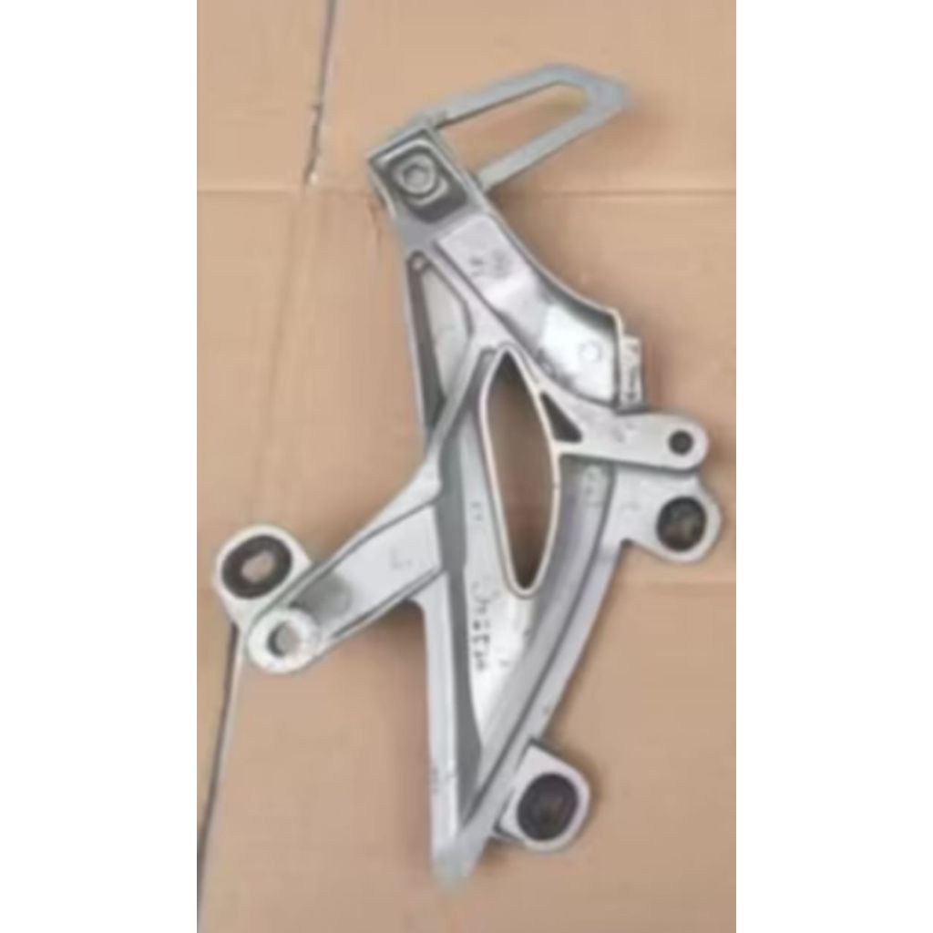 Footstep belakang kiri Honda Supra X 125 helm in KYZ ori