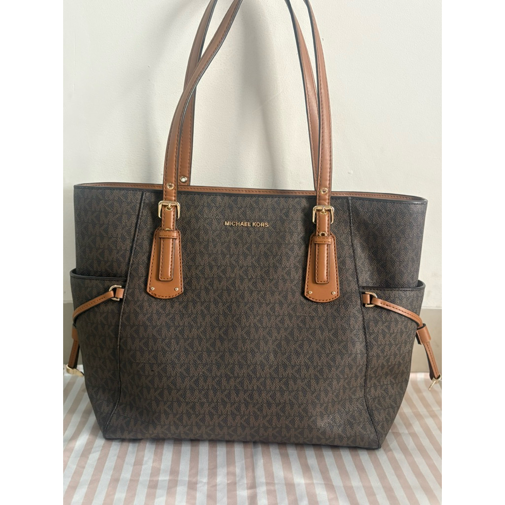 Preloved Tas MK voyager brown signature tote bag