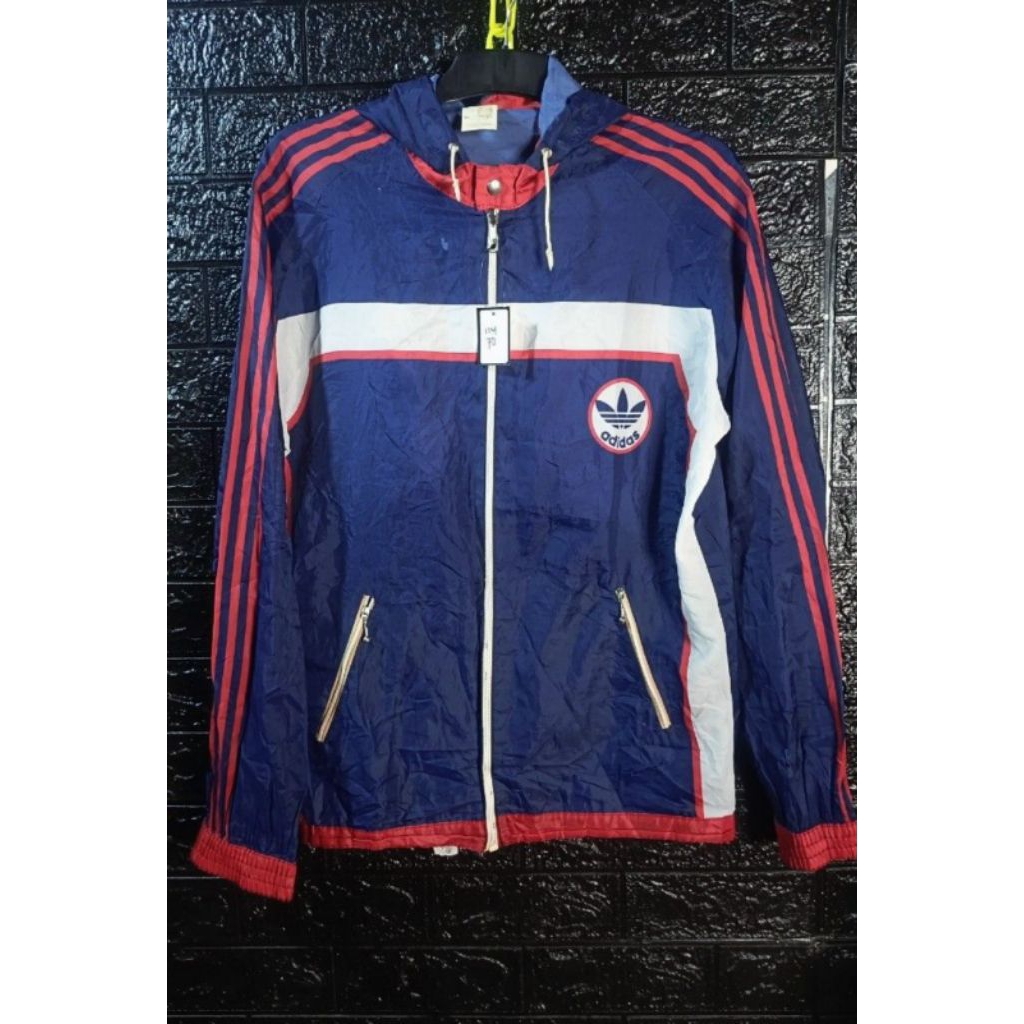 Jaket parasut nilon Adidas vintage 80's , LD 114 , P 70  ( perhatikan deskripsi dan gambar)
