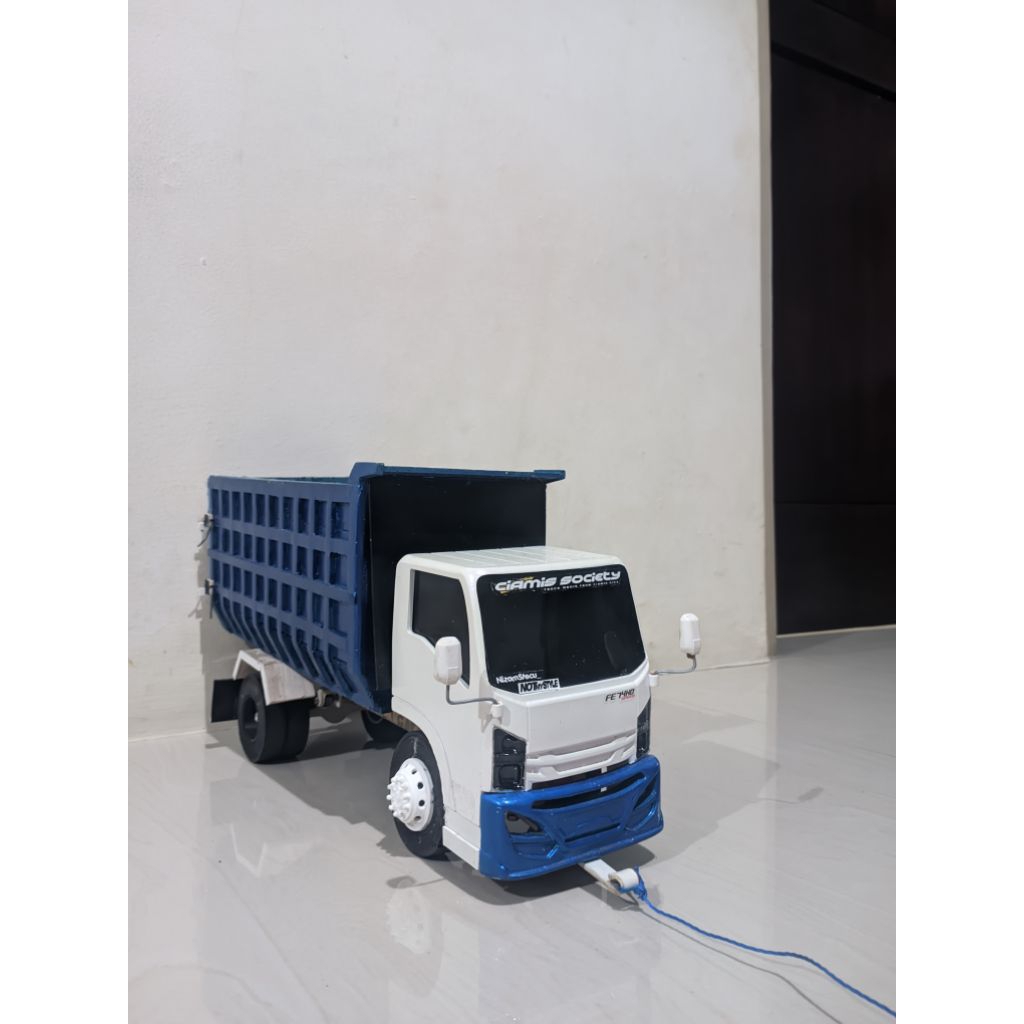 miniatur truk giga dump skala plastik