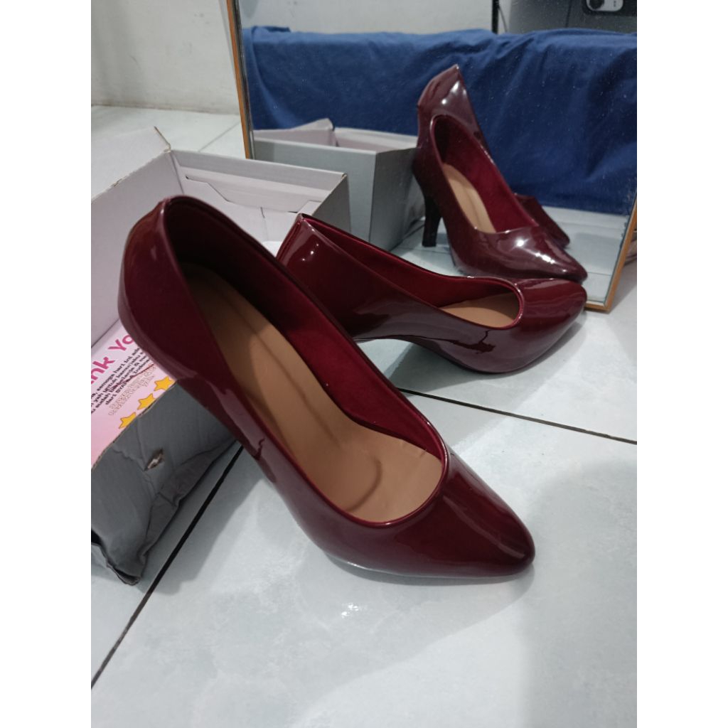 HEELS MERAH MAROON [PEMAKAIAN SEKALI, SEPERTI BARU]