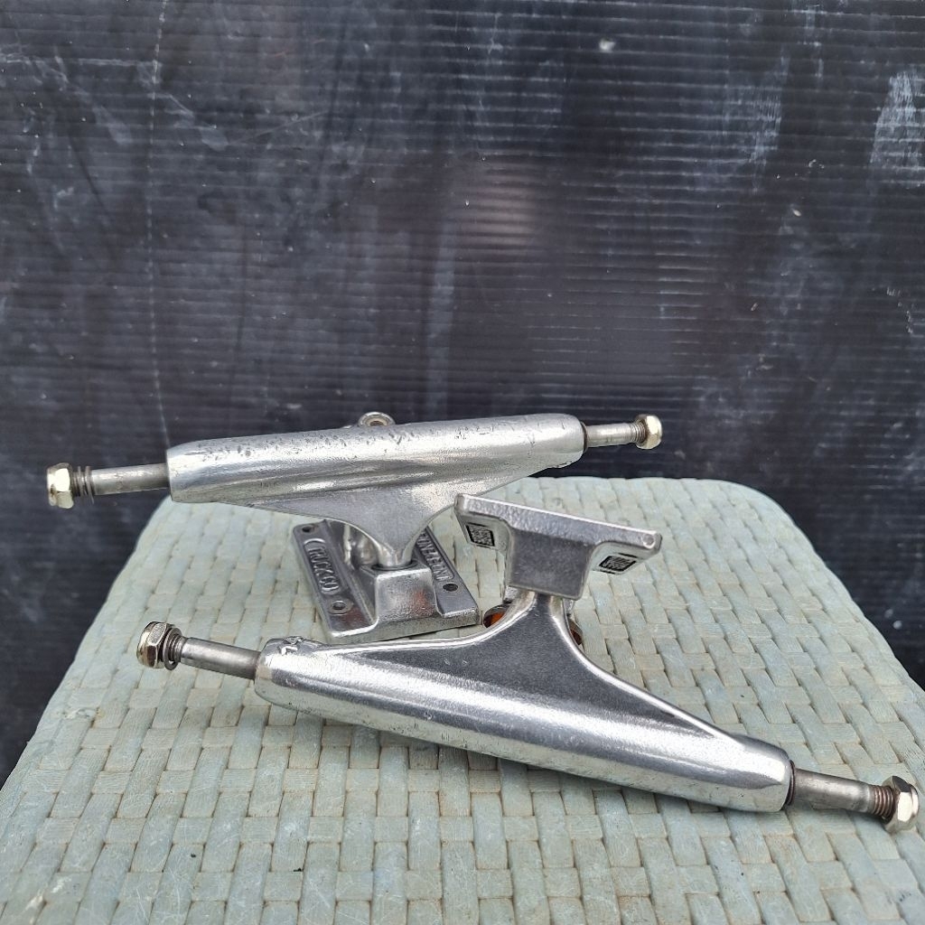 SKATEBOARD TRUCK INDEPENDENT HOLLOW SECOND