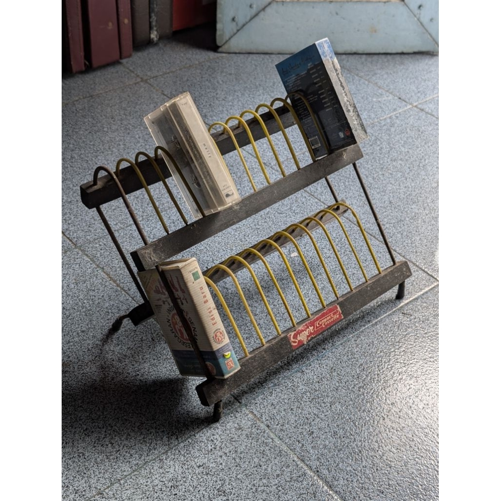 Rak display kaset jadul