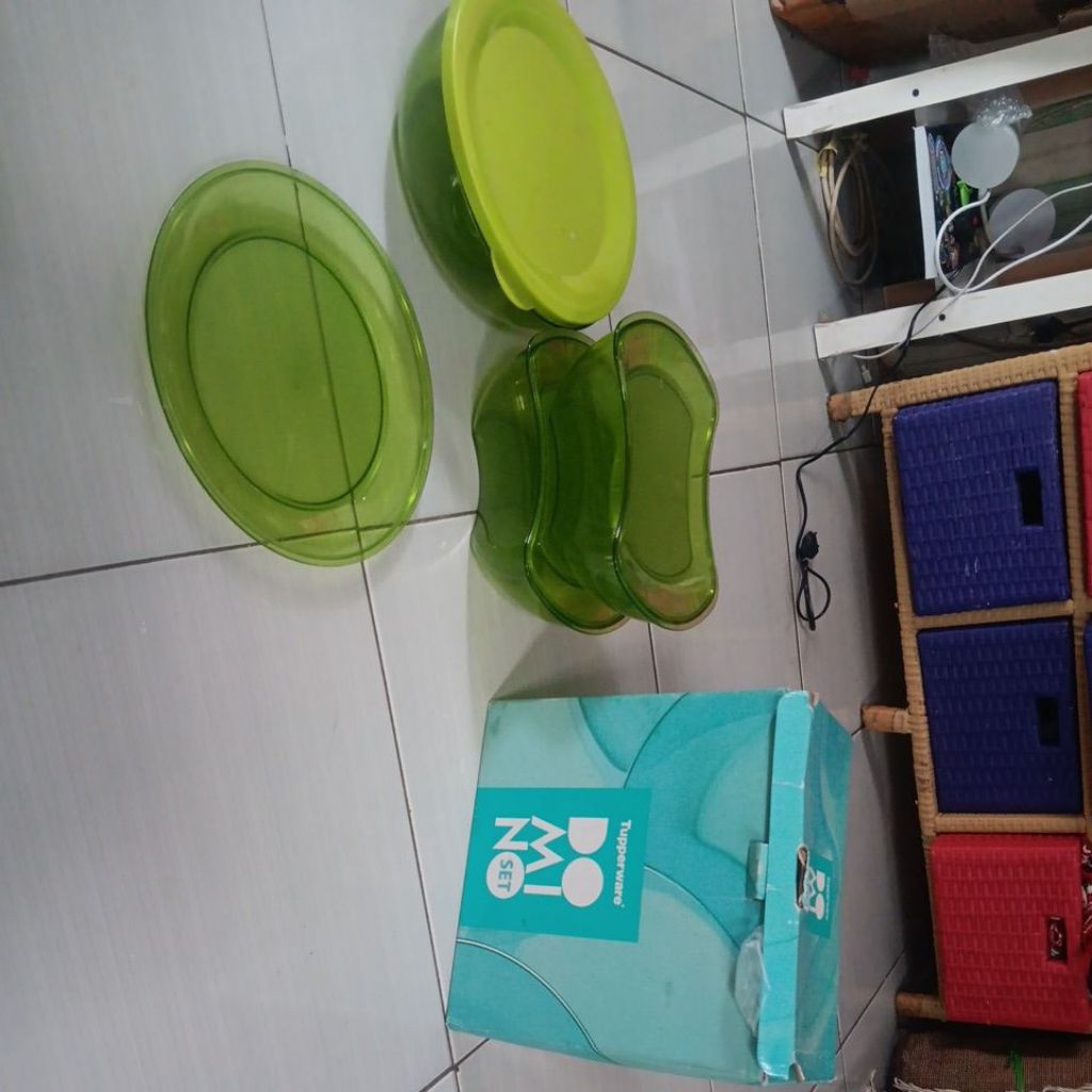 Domino set tupperware
