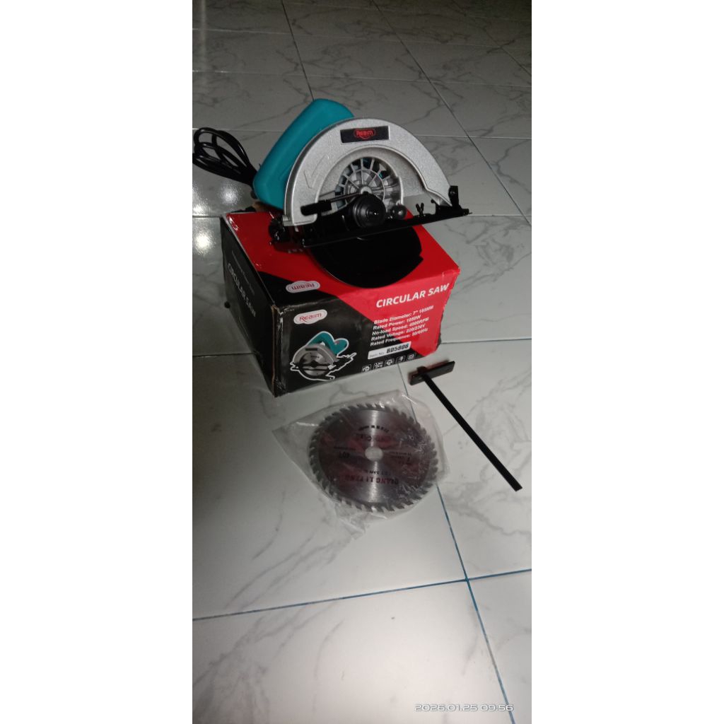 Mesin pemotong kayu circular saw