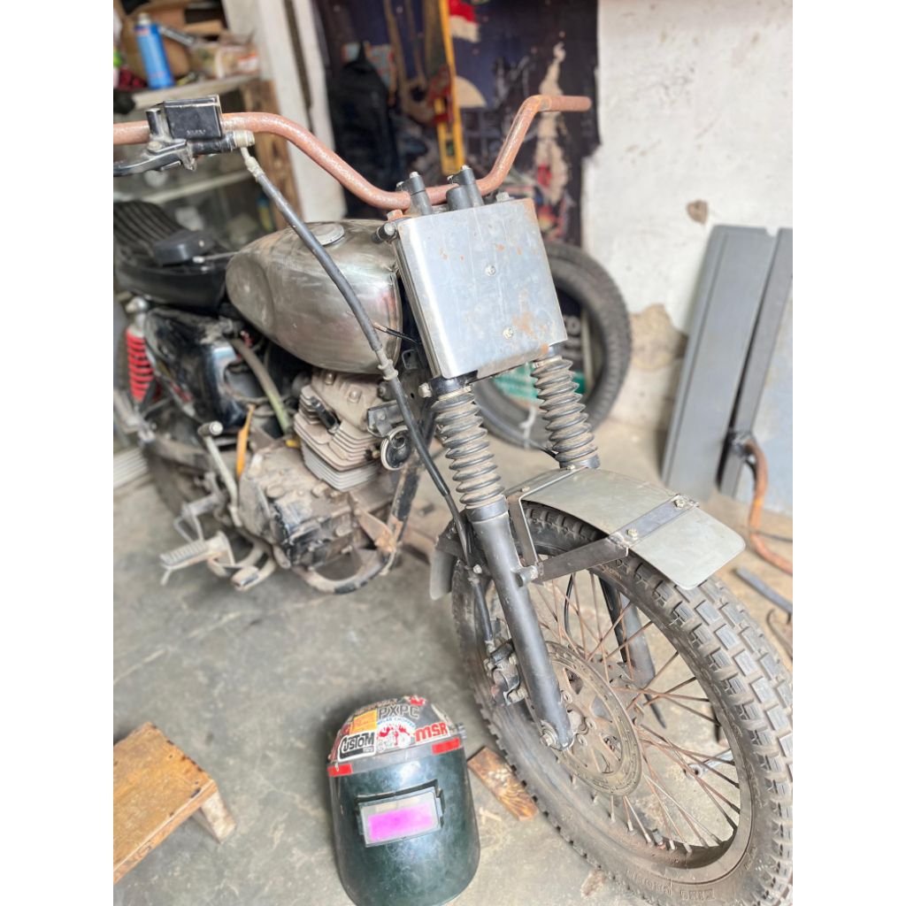 spakbor depan flat tracker dan papan nomor Kawasaki w175