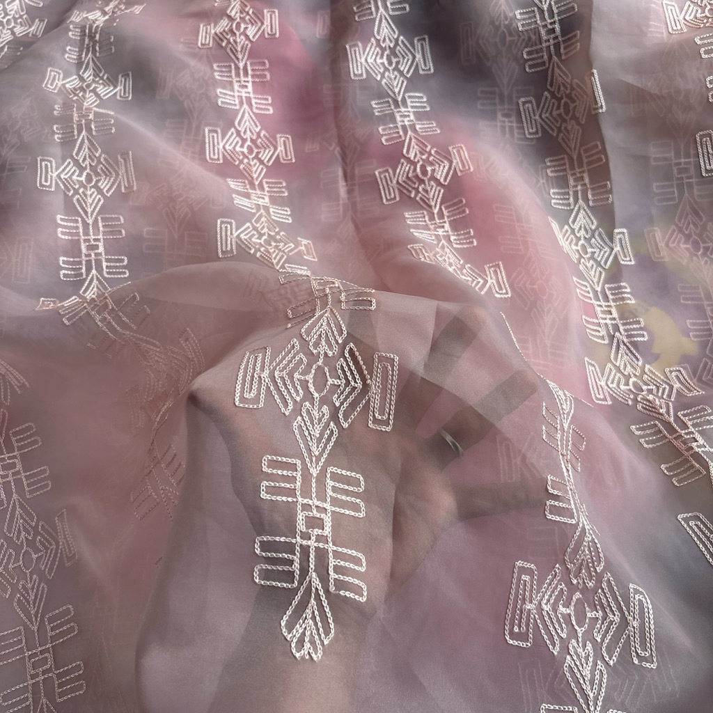 Kain Organza Bordir Motif Bunga Daisy – Elegan, Cocok Kebaya & Dress Modern lq