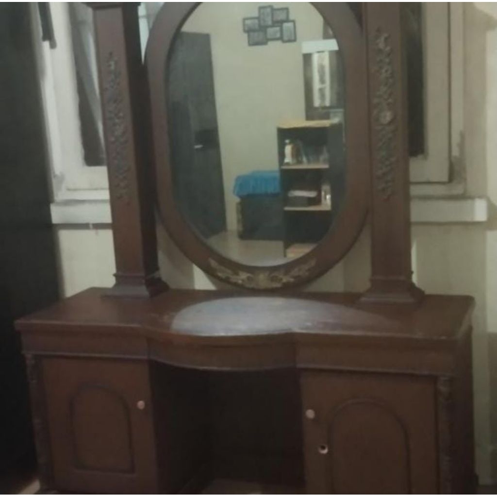 lemari kaca hias jati ukir profil untuk kelengkapan dikamar tidur