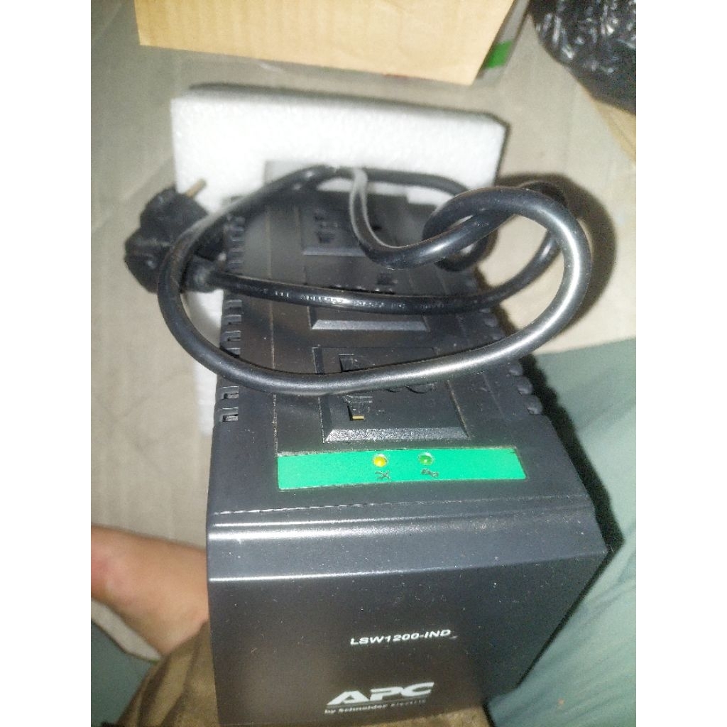 Stabilizer APC, bukan UPS.  1200VA atau 600watt