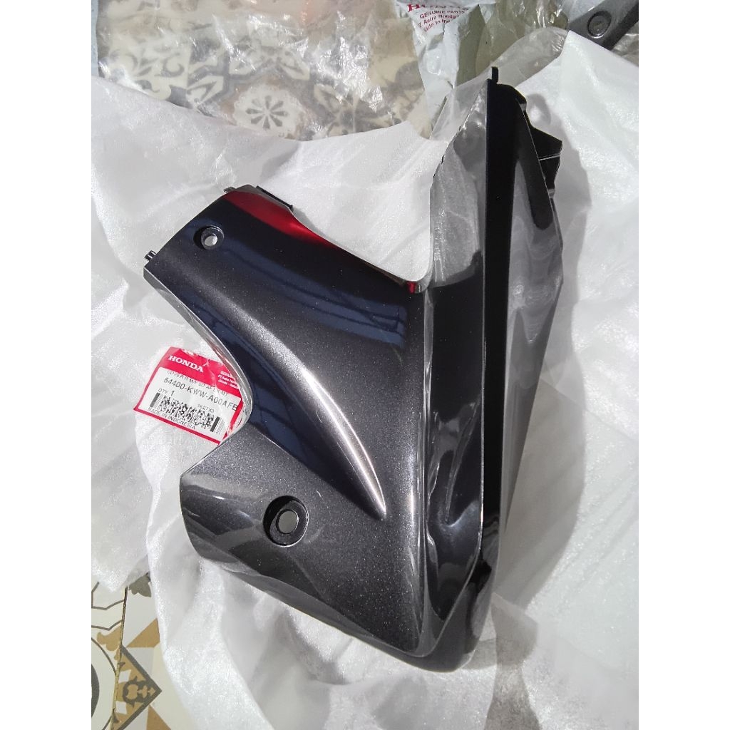 64400 KWW A00AFB COVER SAYAP DALAM BAWAH REVO ABSOLUTE 110 KANAN ORIGINAL