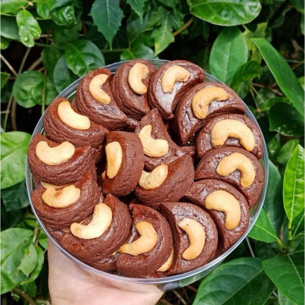 Kue Coklat Kacang Mente - Toples 250gr, Toping Mede, Segar Setiap Hari
