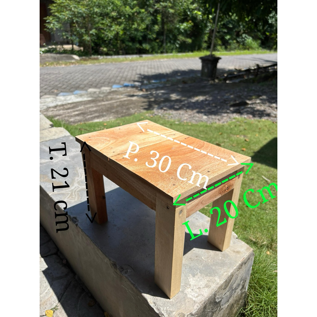 Kursi kayu kecil kotak