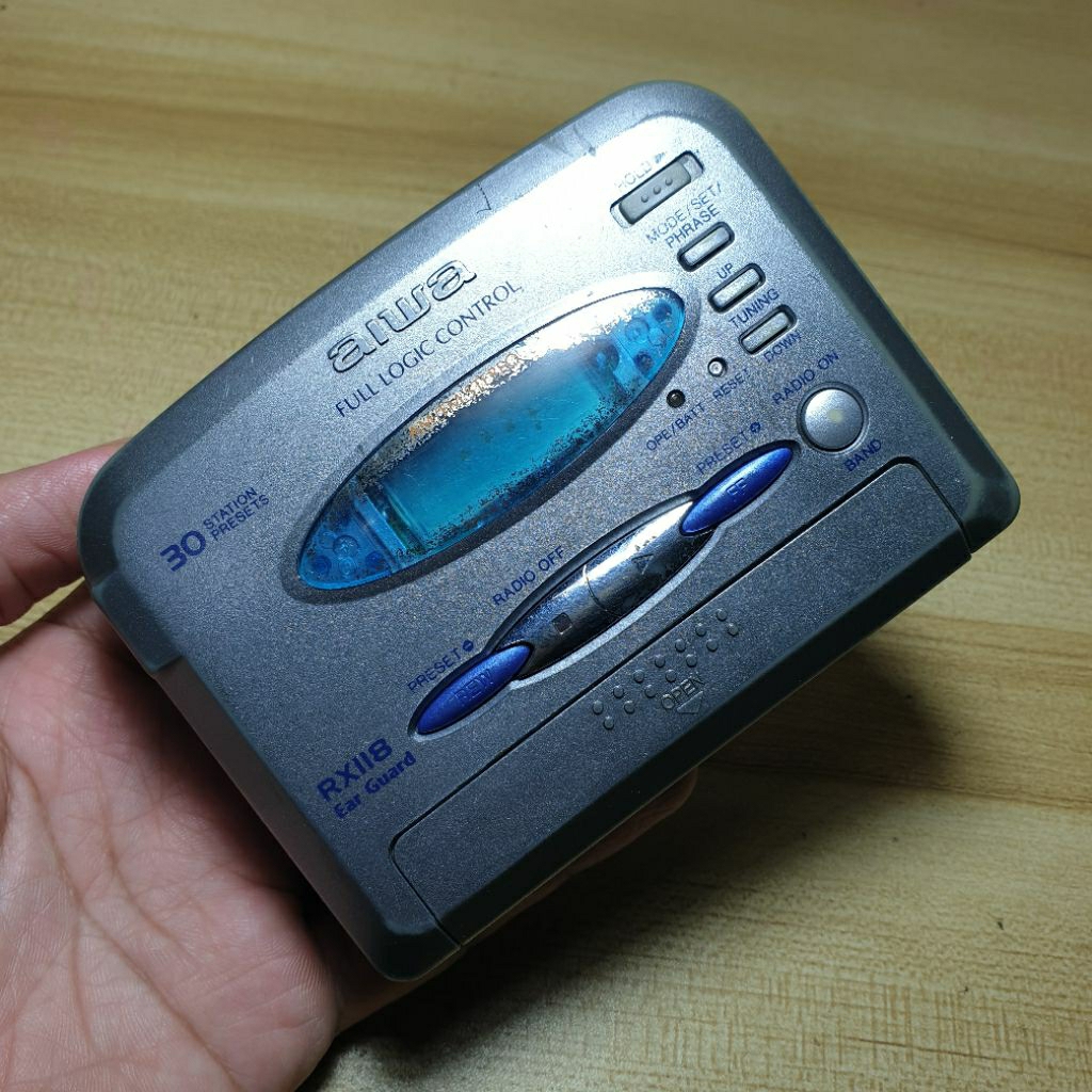 Walkman Aiwa RX118 Cassette Player Digital AM/FM Radio
