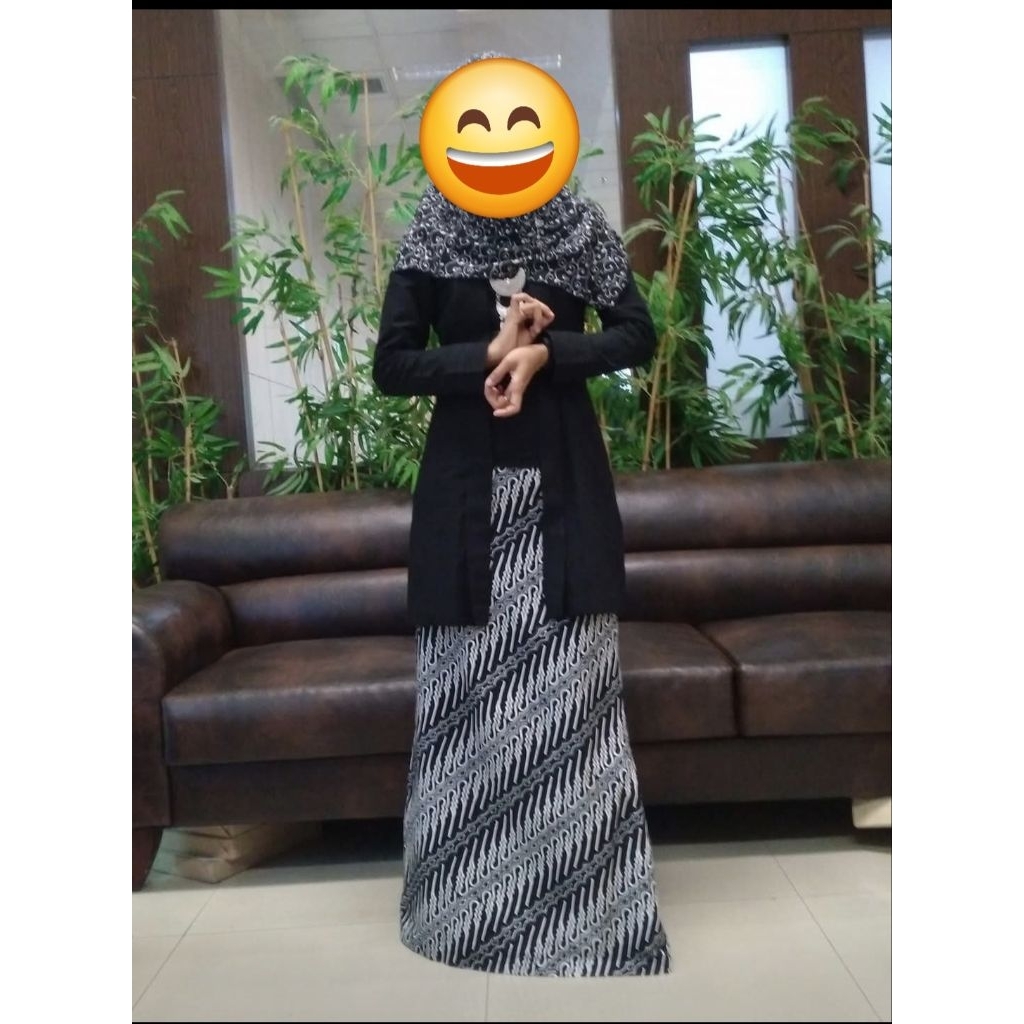 kebaya hitam set rok batik liris hitam putih