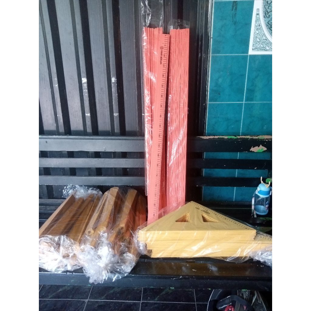 satu paket isi penggaris mistar jangka busur derajat dan sepasang segitiga