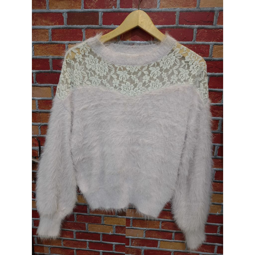 Sweater Fuzzy  mix brukat, warna soft Lilac, Lengan Balon, Bulu Kapas