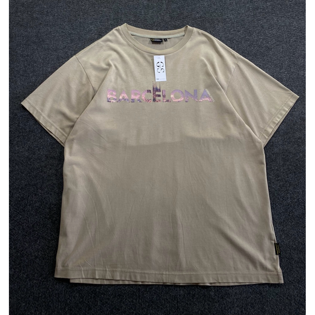 KAOS BRANDED BEKAS - KREM TUA MOTIF "BARCELONA" HOLOGRAM PREMIUM - OUTFIT KEKINIAN DENGAN SENTUHAN W