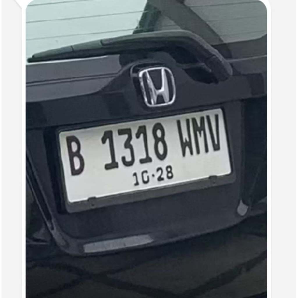 variasi mobil plat putih dan hitam