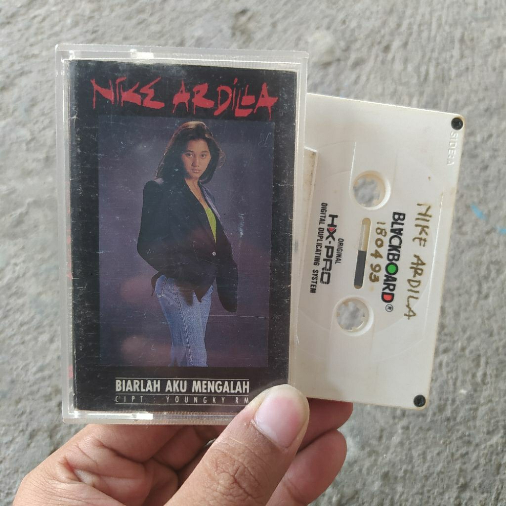 Kaset Pita Nike Ardilla - Biarlah Aku Mengalah