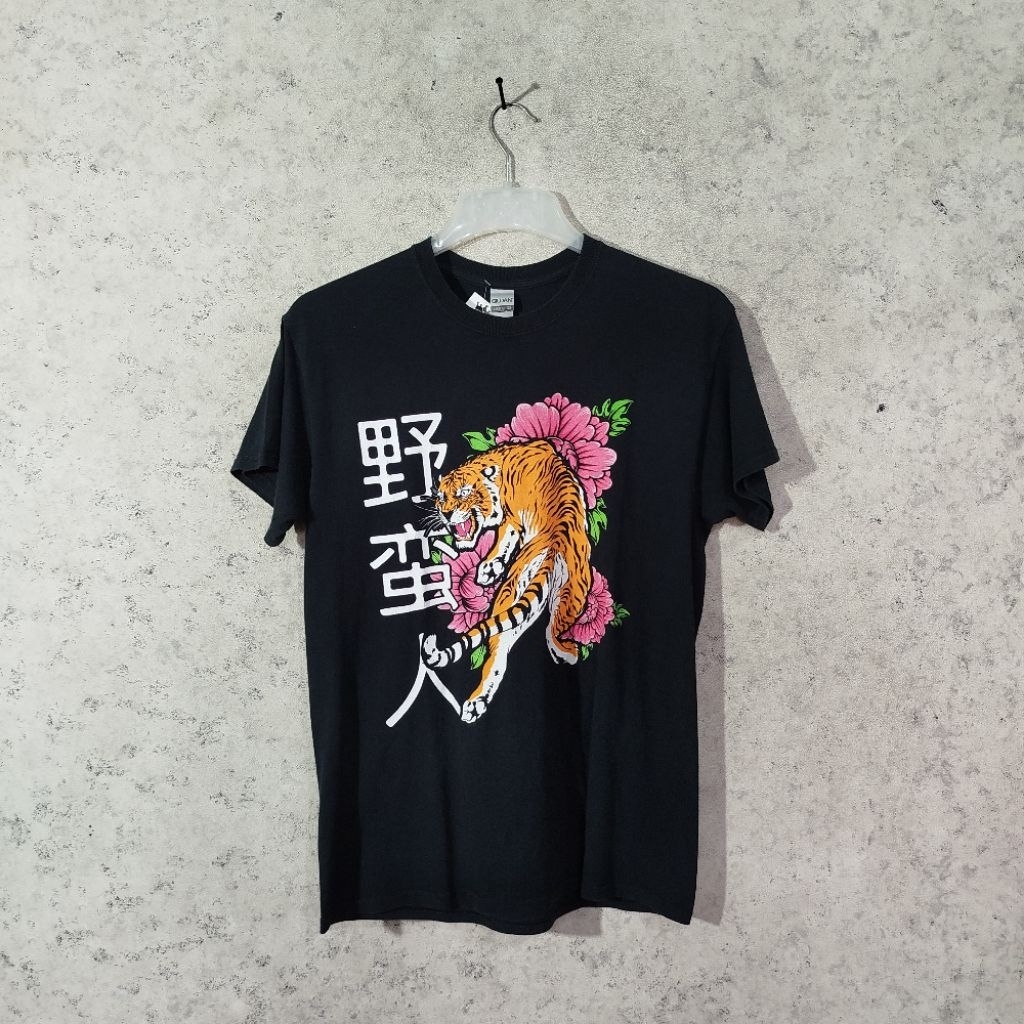 Kaos lengan pendek sukajan kanji GILDAN TIGER FLOWERS made In Niaragua hitam big printing T-shirt bu