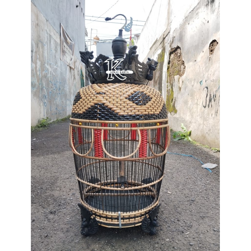 SANGKAR BURUNG PERKUTUT DENGAN MODEL ANYAMAN ROTAN SINTETIS, MATARAM MAHKOTA