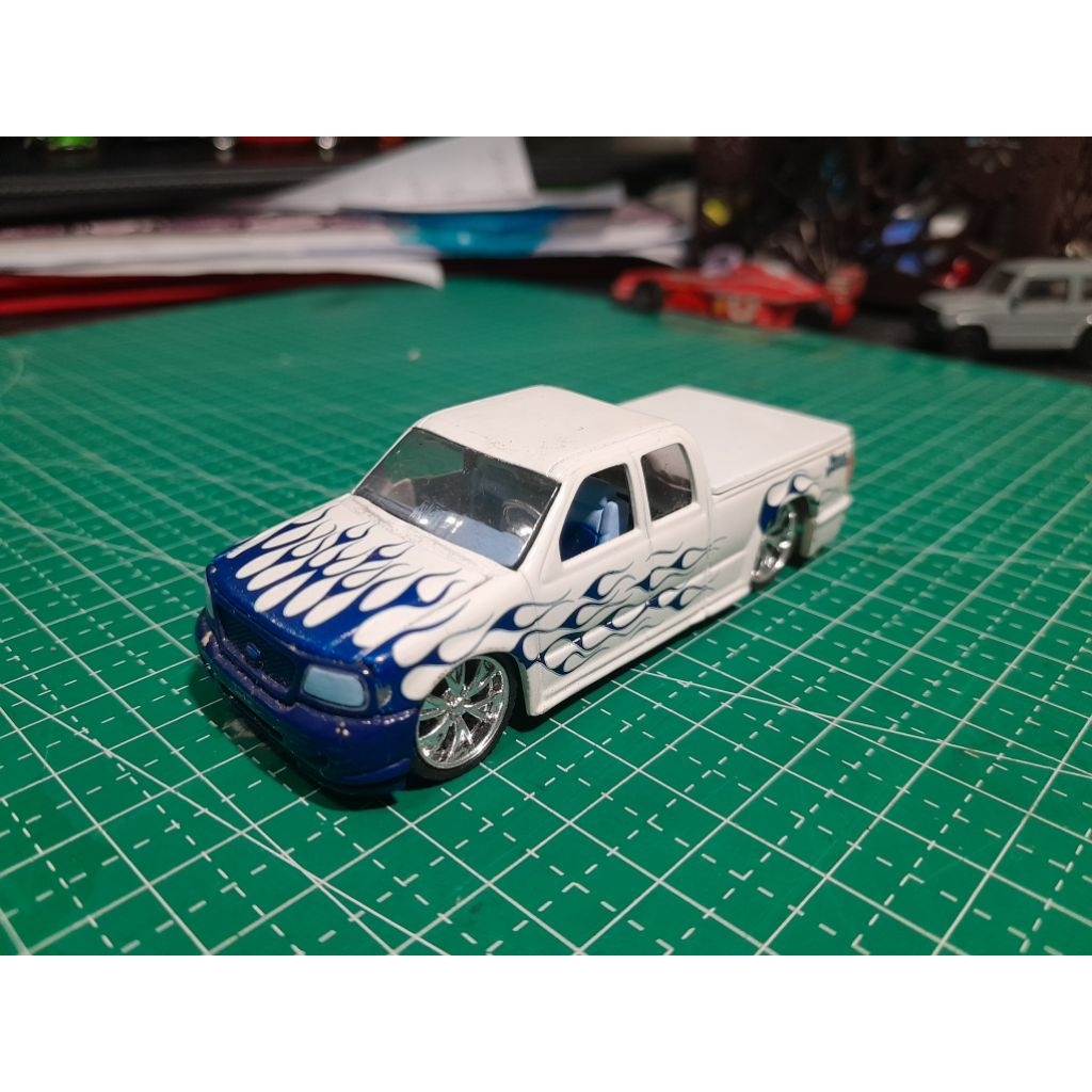 Maisto Muscle Machines Ford F-150 Custom Flames Putih Biru Diecast Mobil Mini Loose