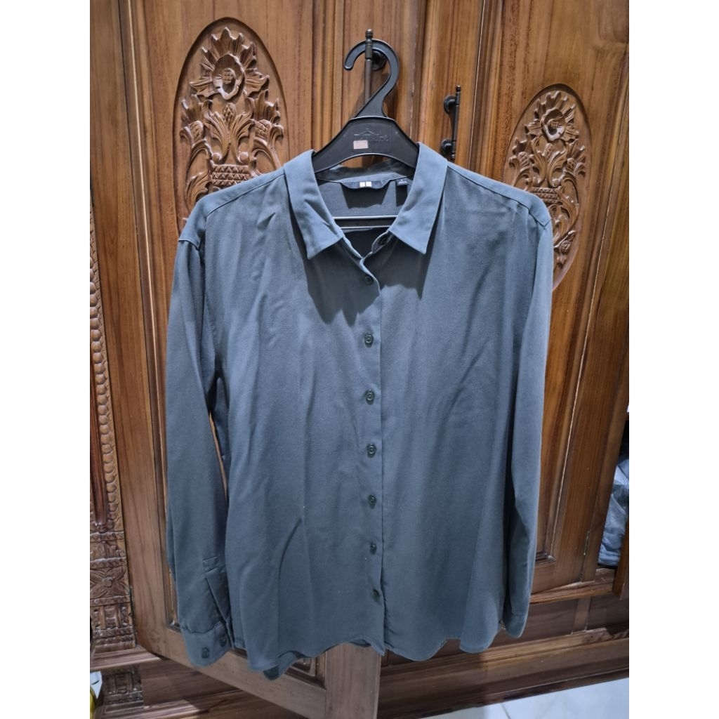 Uniqlo kemeja green rayon preloved