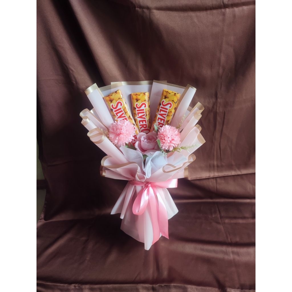 Buket coklat silverqueen/ buket coklat/ buket valentine/ buket wisuda/ hadiah wisuda