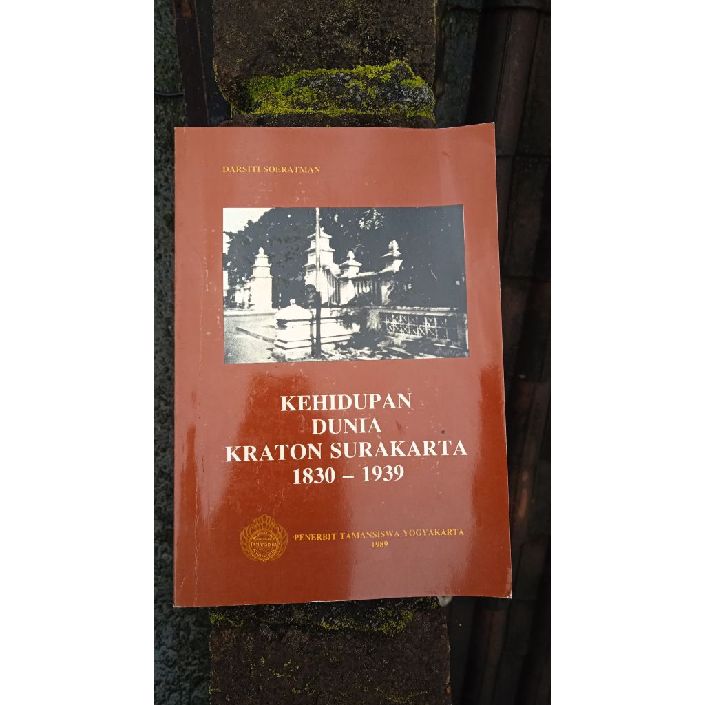 Kehidupan Dunia Kraton Surakarta 1830-1939 - Darsiti Soeratman