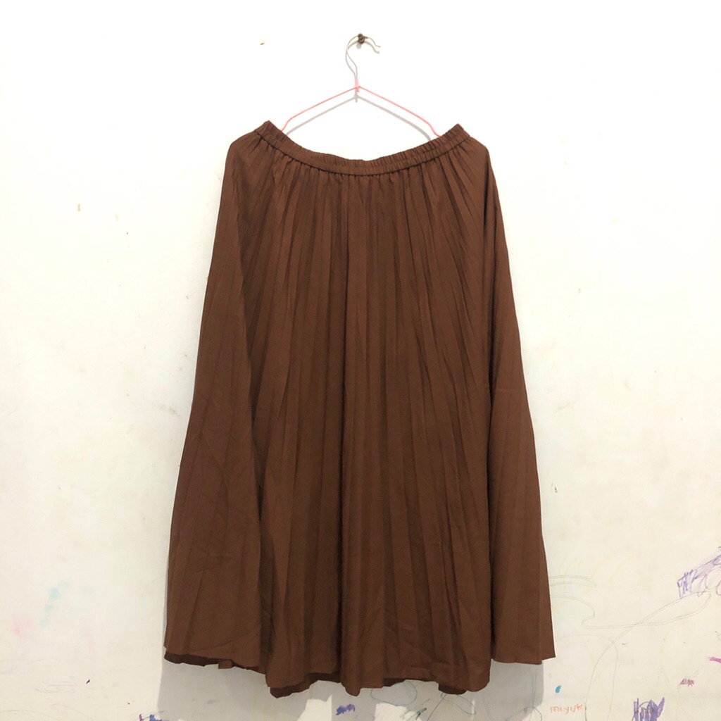 UNIQLO Rok Plisket Rapi Coklat