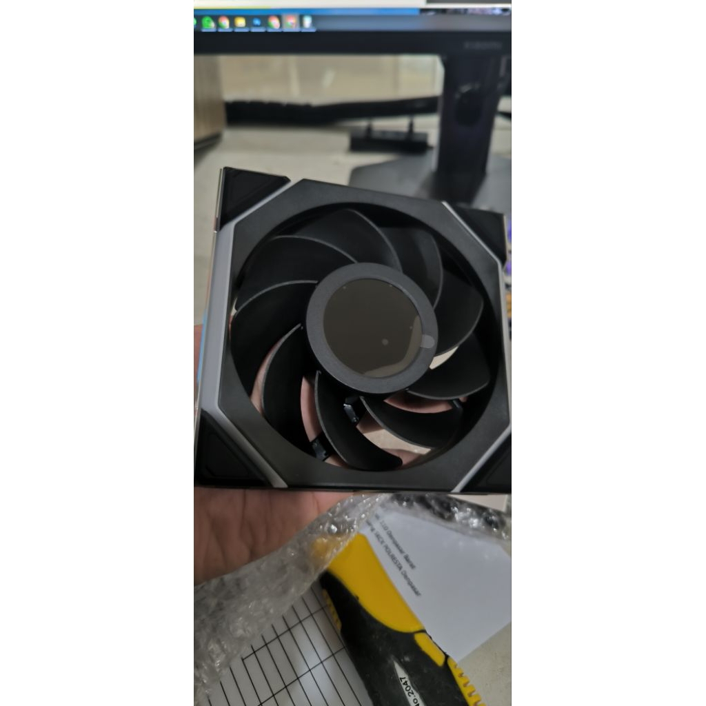 Lian Li Uni Fan SL Wireless LCD 120