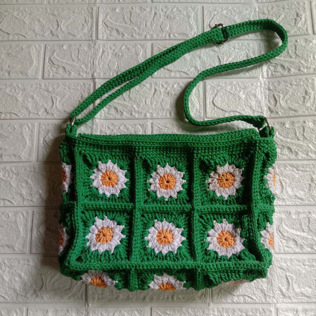 tas selempang rajut bunga daisy