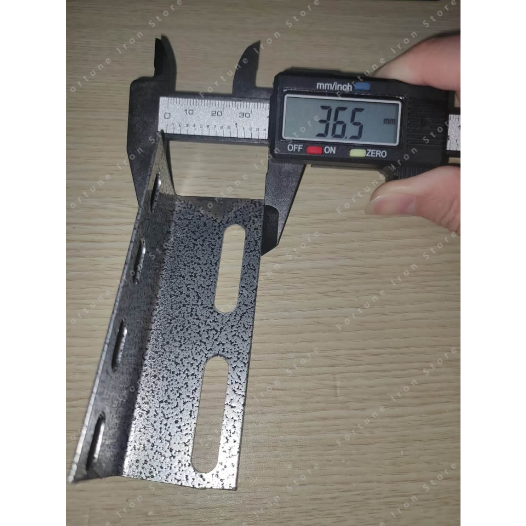 Siku Besi Lubang 3,5cm x 1,3mm Besi Siku Lubang Lebar 3,5 cm x Tebal 1,3 mm