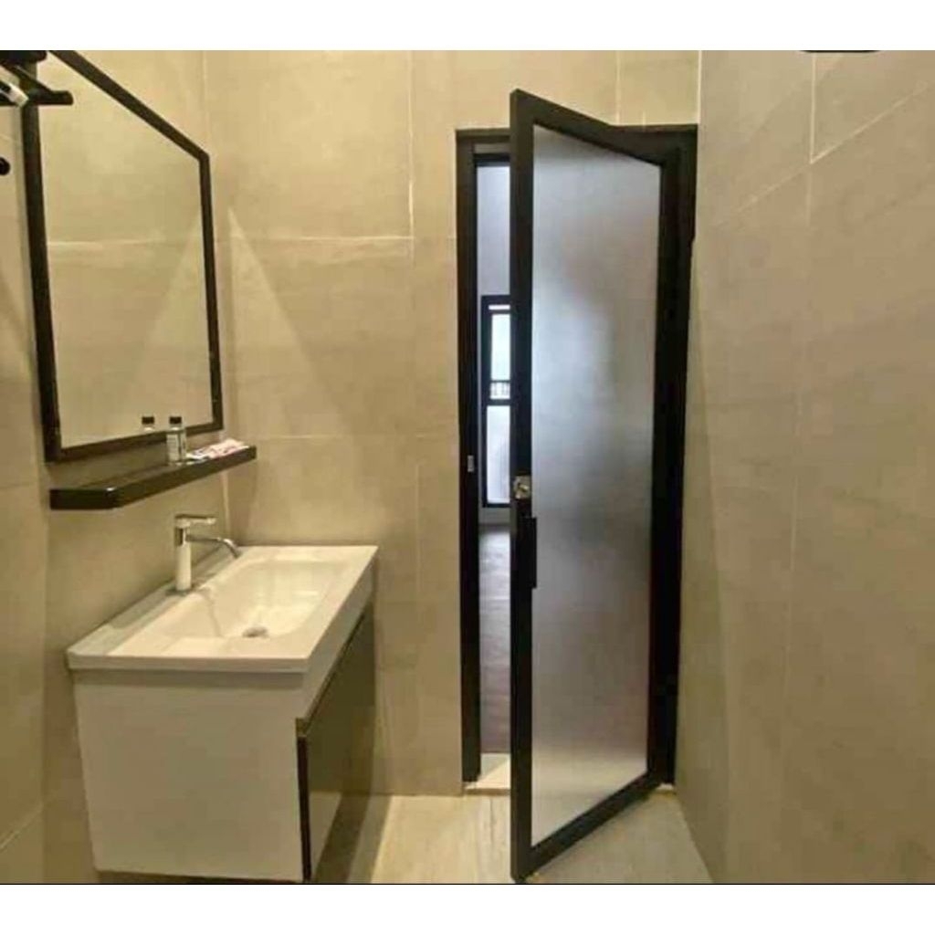 Kusen Pintu Kamar Mandi Alumunium Kaca Desain Modern