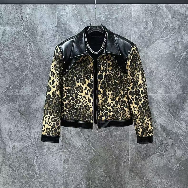 Jaket pria dengan desain kulit kombinasi motif macan tutul trendi dan hiasan paku logam