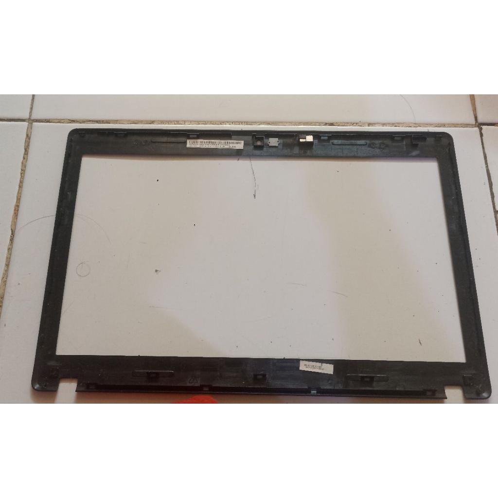 bezel layar LCD laptop bekas berwarna hitam.