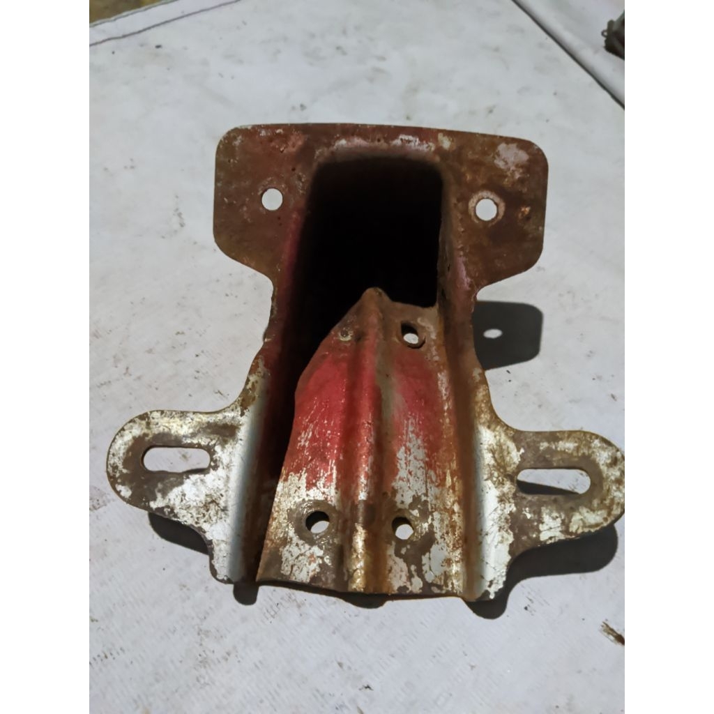 Dudukan lampu belakang v80