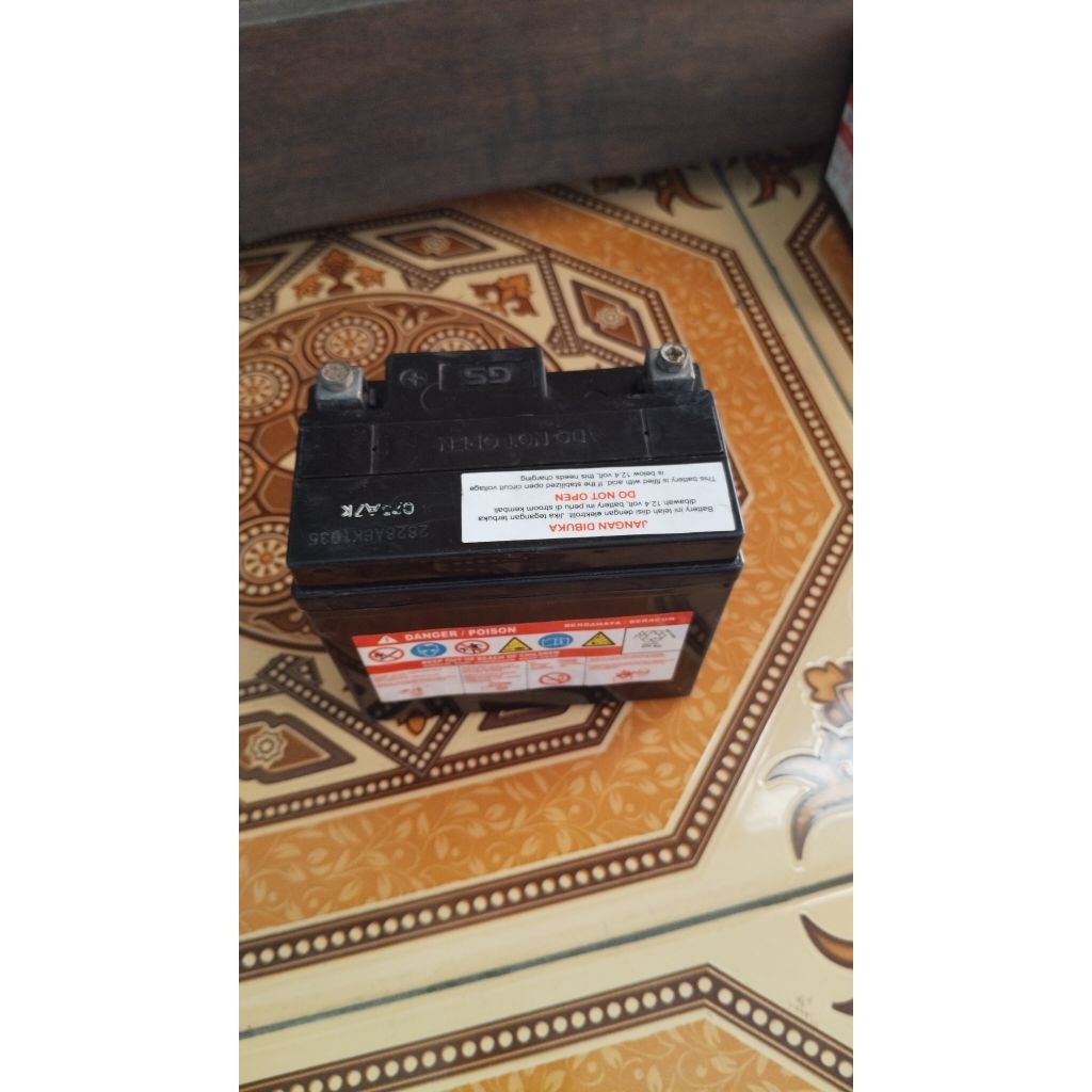 Aki 12 vol bekas rusak bahan Kondisi seperti di foto tidak garansi/retur