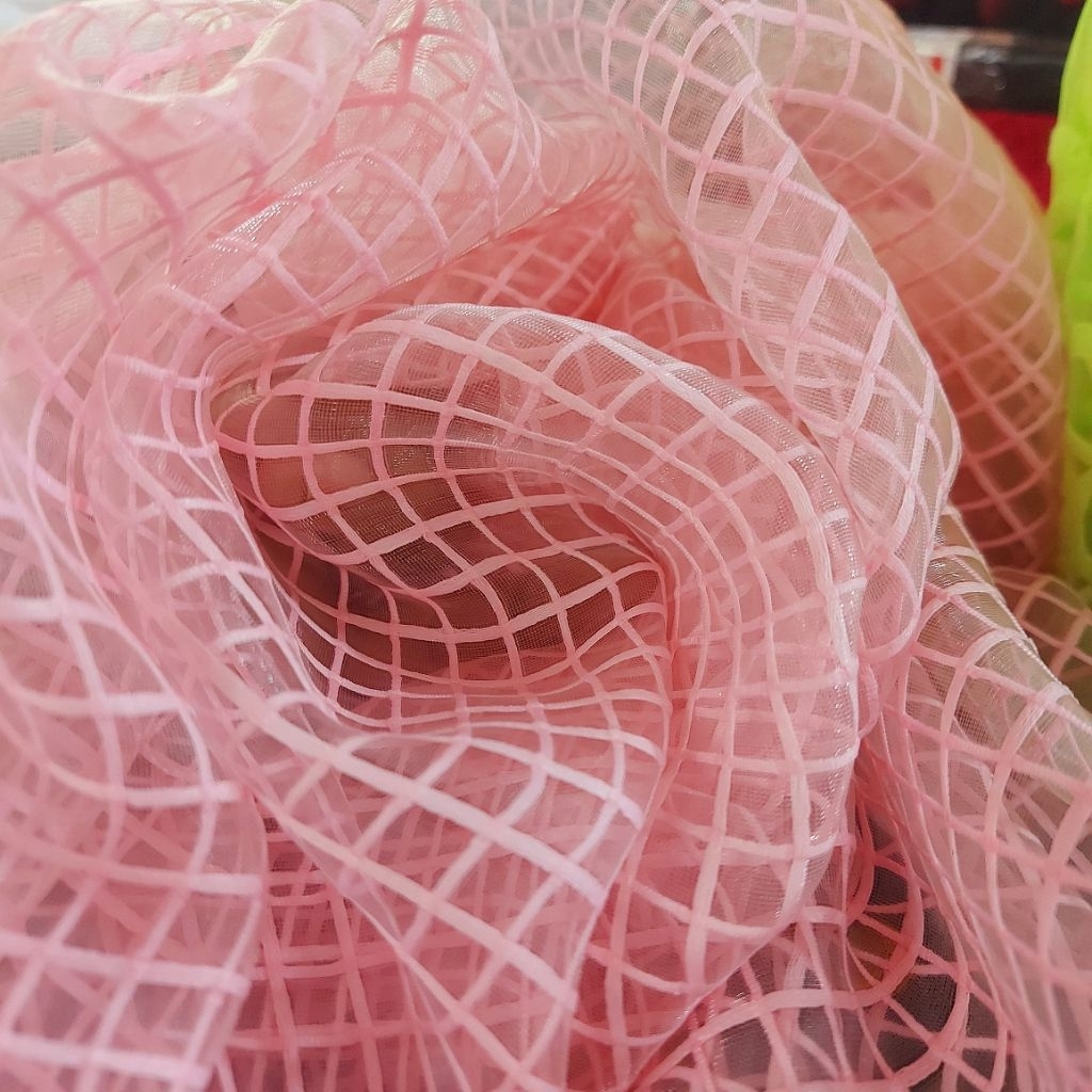 kain organza premium - kain organza motif kotak - kain organza kaca ( pink soft ) 0-1