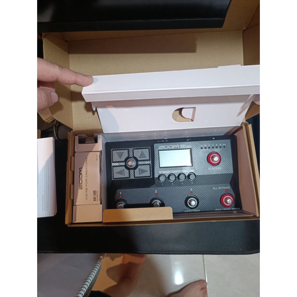 Zoom B2 Four dan Adaptor Efek Bass