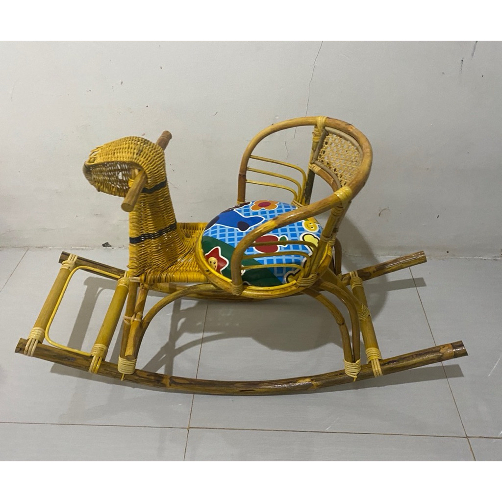 Mainan kuda kudaan anak dari rotan
