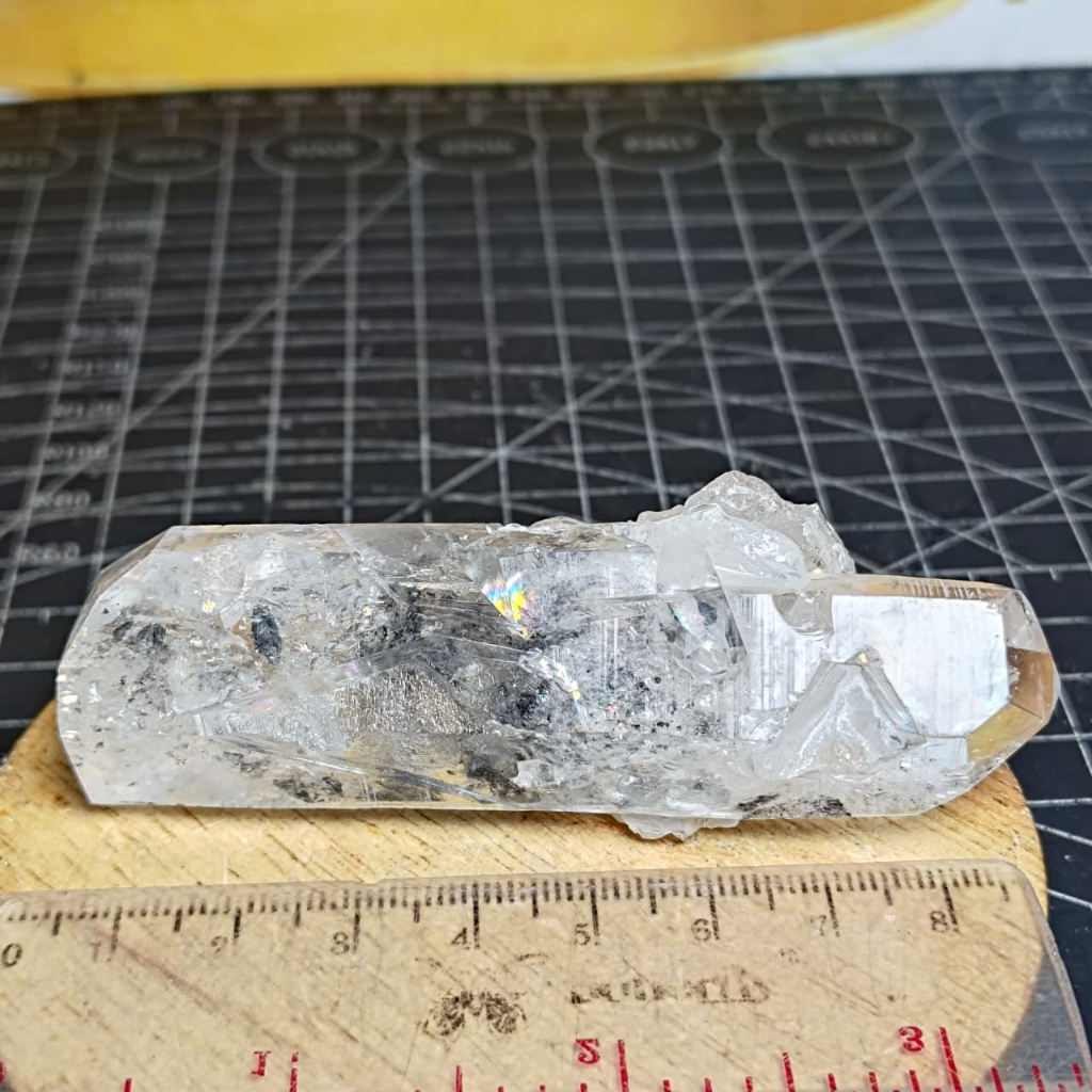 Batu Natural Sichuan Clear Quartz With Black inclusion Rainbow(4)