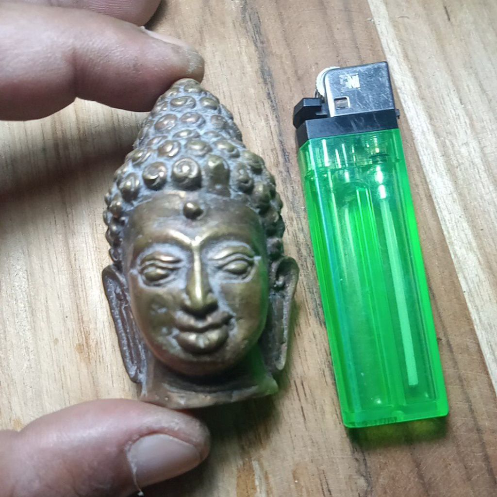 patung kepala budha