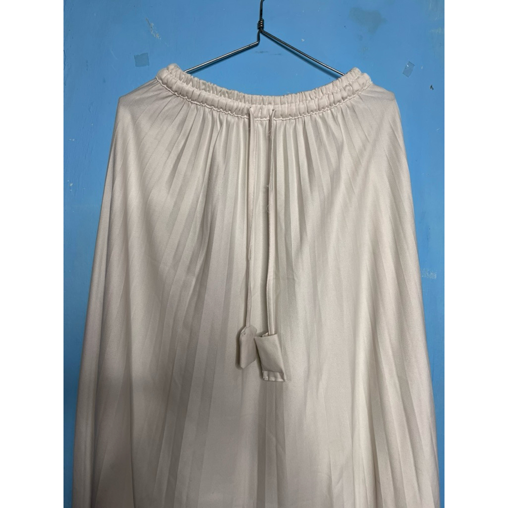 PRELOVED ROK PUTIH PLISKET, ROK PUTIH LEBARAN BUKBER, ROK PUTIH PLISKET JUMBO BIG SIZE MELAR