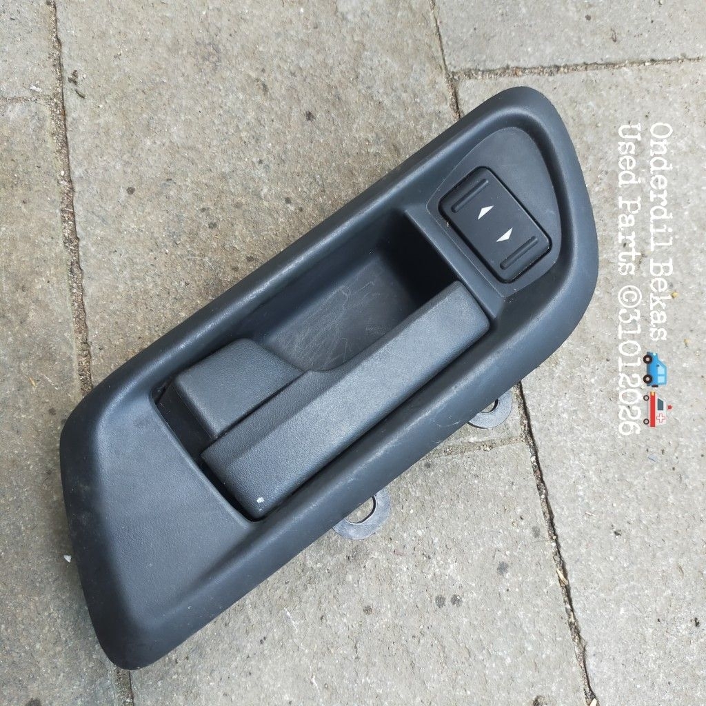 handle pintu kiri depan ford focus Hb 2007