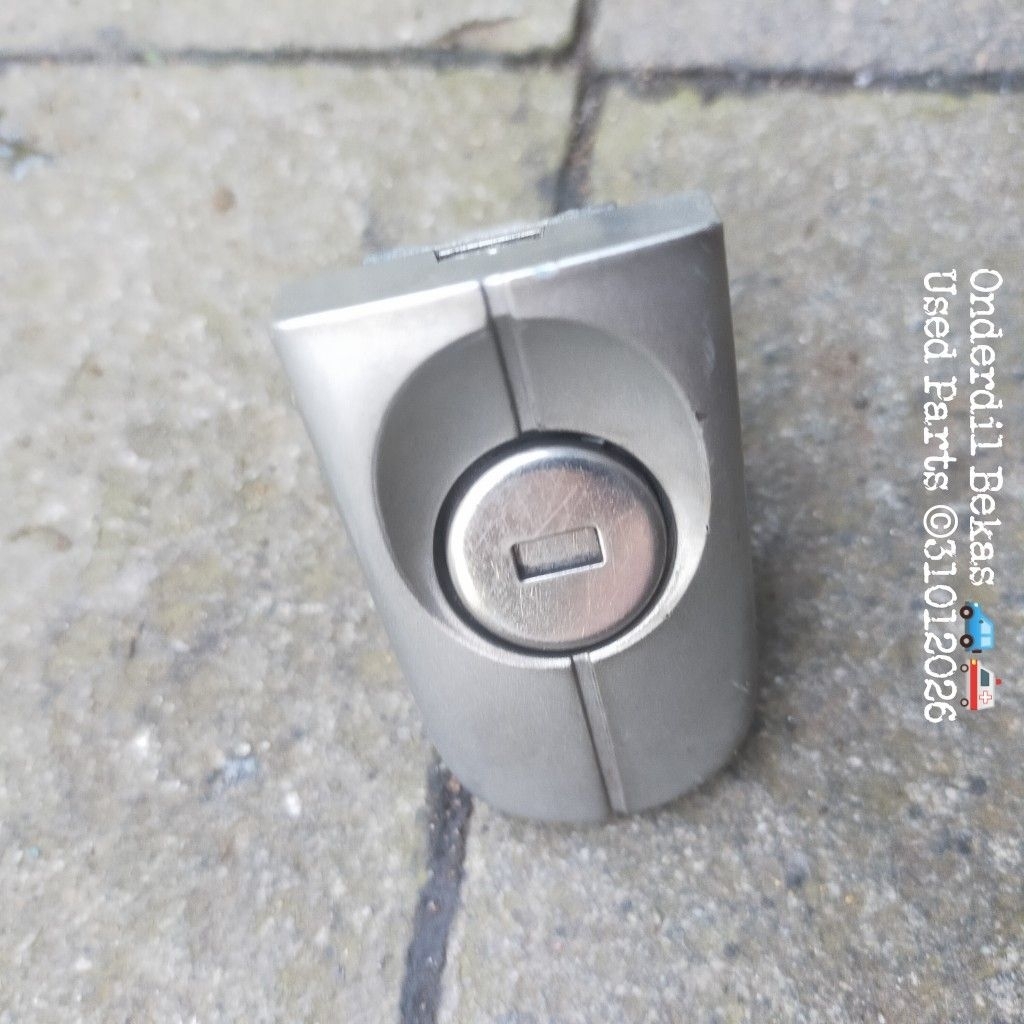 anak handle pintu kanan depan Ford focus HB 2007