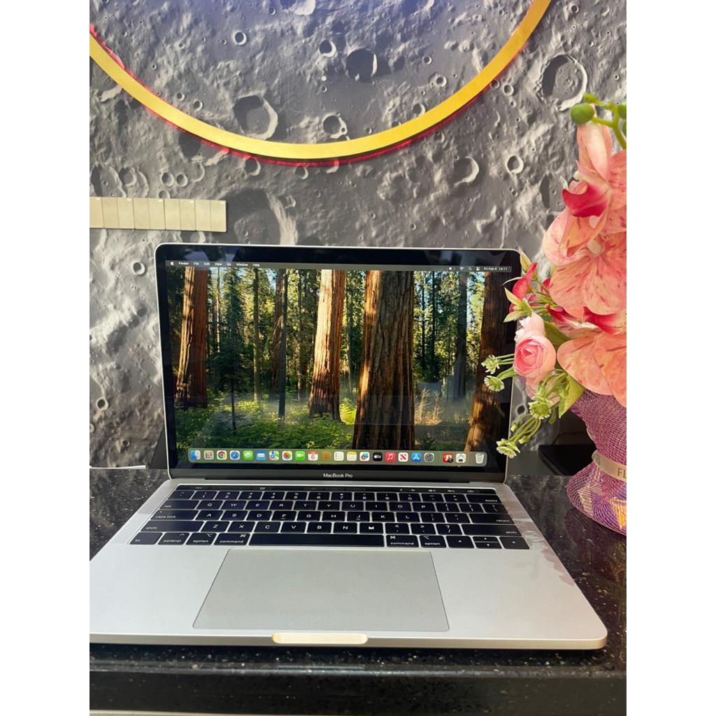 MACBOOK PRO 2019 SECOND MACBOOK BEKAS, INTEL CORE i5, SSD 256GB, RAM 8GB, INTEL IRIS PLUS, 13"3 Inch